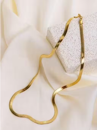 SLEEK GOLDEN CHAIN